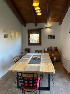 comedor con mesa de madera y sillas en Casa de la Mestra, Espinalbet - ALBERGA, en Castellar del Riu
