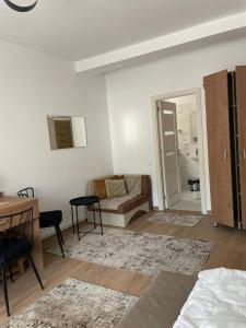 - un salon avec un canapé et une table dans l'établissement Casa BABI, à Căciulata
