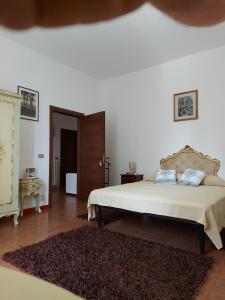 een slaapkamer met een groot bed in een kamer bij B&B VILLA PAOLIDA, ACETO BALSAMICO & ACETAIA ANTICA in Nonantola