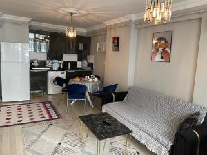 ein Wohnzimmer mit einem Sofa und einem Tisch in der Unterkunft Şehir merkezinde lüx daire in Van