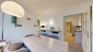 ein Esszimmer mit einem Holztisch und Stühlen in der Unterkunft strandnahe FeWo mit Terrasse, Villa Vergissmeinnicht 01, Binz in Binz