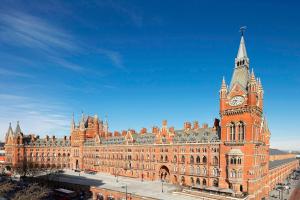 een groot gebouw met een klokkentoren erop bij St. Pancras Renaissance Hotel London in Londen