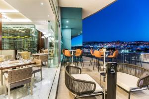 a restaurant with a view of a city at night at Hyatt Regency San Luis Potosi in San Luis Potosí
