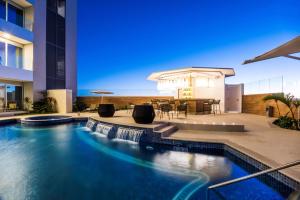 una imagen de una piscina en una casa en Hyatt Regency San Luis Potosi, en San Luis Potosí