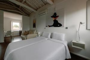 1 dormitorio blanco con 1 cama blanca grande con 2 camas individuales en Fine Arts Studios by Olala Homes, en Oporto