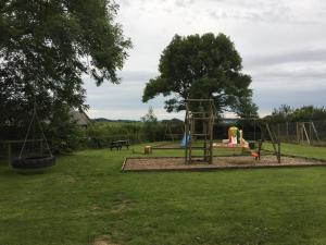 um parque com um parque infantil com um baloiço em RB Contractor Stays - Helyg em Pwllheli
