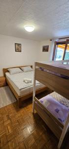 een kamer met 2 stapelbedden en een raam bij Apartman SIJA Novigrad in Novigrad Istria
