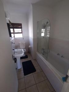 Sandown的住宿－Paulshof Sandton Apartments - Monchique，一间带水槽、淋浴和卫生间的浴室