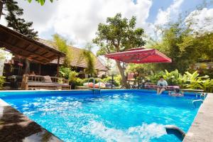 Bazén v ubytování Serendipity Experience Hoi An Hostel nebo v jeho okolí
