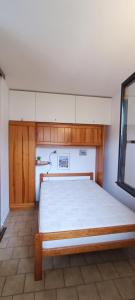 1 dormitorio con 1 cama grande en una habitación en Résidence Le St James en Le Lavandou