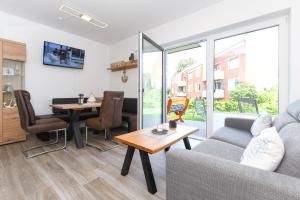 a living room with a couch and a table at Ferienwohnung Ankerpause in Esens