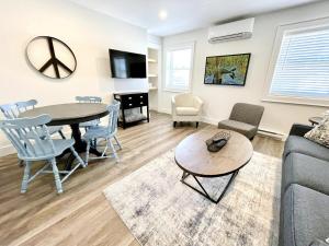 sala de estar con mesa, sillas y sofá en "Hike" at Hills Meaford, Pet Friendly, 2BD Suite en Meaford