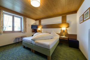 ein Schlafzimmer mit einem großen Bett in einem Zimmer in der Unterkunft Haus Gamberg in Sankt Anton am Arlberg