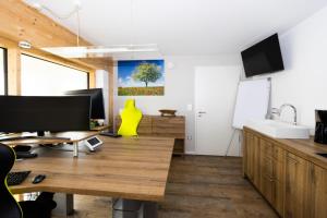 TV a/nebo společenská místnost v ubytování Guggis boarding Fewo inkl Büro