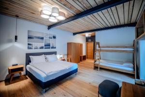 a bedroom with a bed and two bunk beds at Complexul Turistic Cheile Butii in Cîmpu lui Neag