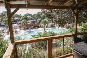 Vom Balkon eines Resorts genießen Sie Poolblick. in der Unterkunft Camping Site de Gorge Vent in Fréjus