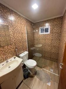 uma casa de banho com um WC, um lavatório e um chuveiro em HOTEL BL em Porto Iguaçu