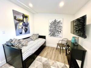 een kleine kamer met een bed en een bureau bij "Paddle" at Hills Meaford, Penthouse 3rd Floor Suite w Deck & Balcony in Meaford
