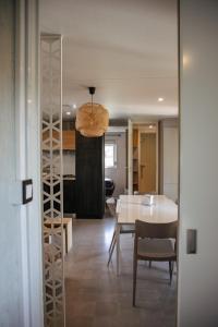 una sala da pranzo e una cucina con tavolo e sedie di Camping Site de Gorge Vent a Fréjus