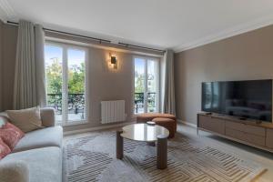 a living room with a couch and a tv at AmazingApartment#4Bedrooms#Bastille#PlaceDesVosges in Paris