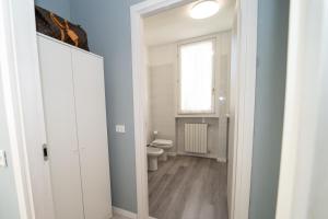 加拉瑞特COZY APARTMENT MALPENSA AiRPORT的一间带卫生间和窗户的浴室 更多30张照片