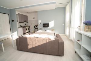 加拉瑞特COZY APARTMENT MALPENSA AiRPORT的卧室中间设有一张床