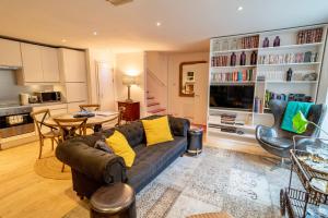 un soggiorno con divano e tavolo di Spacious West End Duplex Apartment, W1 Central London a Londra