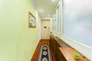 pasillo con banco de madera y ventana en Arts and Music - luxury apartment, en Ancona 87 fotos más