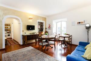 Una sala de estar con un sofá azul y una mesa. en Arts and Music - luxury apartment, en Ancona