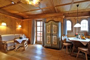 een woonkamer met een bank en een tafel bij Hotel Maier zum Kirschner in Rottach-Egern