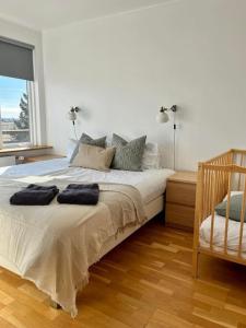 1 dormitorio con 1 cama con 2 toallas en Fell cottage, en Reykholt