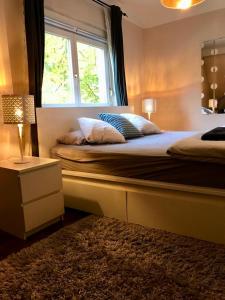 sypialnia z dużym łóżkiem i oknem w obiekcie Naturnahes Heimatbasis w mieście Hamburg