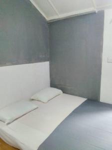 AgraDhara Villa one Mandaramnuwara tesisinde bir odada yatak veya yataklar