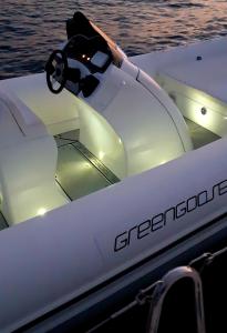 拿坡里的住宿－Greengoose，一条白色的船,在水面上装有速度计