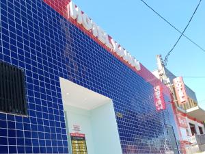 hotel xandu في ساو باولو: مبنى بلو بلاط ازرق من جهه