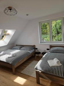 sypialnia z 2 łóżkami i 2 oknami w obiekcie Horský apartmán MIKI w mieście Filipovice