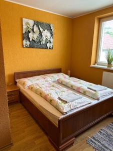 ein Schlafzimmer mit einem Bett in einem Zimmer in der Unterkunft Zamagurský dom in Červený Kláštor