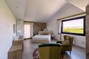 una camera con un letto e una grande finestra di Nuovi Poderi Rooms a Senorbì