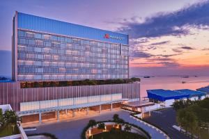 名古屋的住宿－Batam Marriott Hotel Harbour Bay，日落时分的处女酒店形象