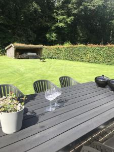 a wooden table with two wine glasses on it at 170 M2 stort hus tæt på centrum, MCH og Boxen in Herning