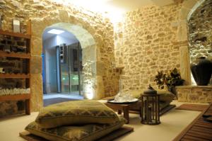 Zimmer mit einer Steinmauer, einem Bett und einem Tisch in der Unterkunft El Morendal in Almarza