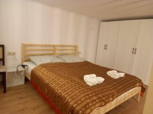 um quarto com uma cama com duas toalhas em Budapest Apartman Buda szívében em Budapeste