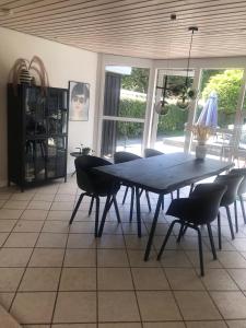 a dining room with a table and chairs at 170 M2 stort hus tæt på centrum, MCH og Boxen in Herning