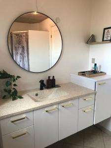 a bathroom with a sink and a mirror at 170 M2 stort hus tæt på centrum, MCH og Boxen in Herning