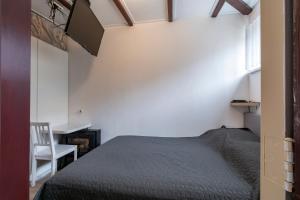 - une chambre avec un lit, un bureau et une chaise dans l'établissement Duinland 115 Sint Maartenzee, à Sint Maartensvlotbrug