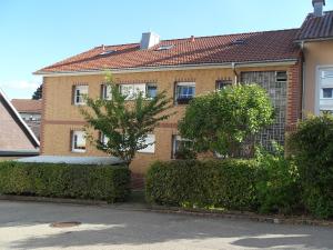 un edificio de ladrillo con arbustos delante de él en Haus Mila, en Freudenstadt