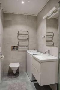 Baño blanco con aseo y lavamanos en Fantastisk 7 bädds lägenhet Sälen, en Sälen