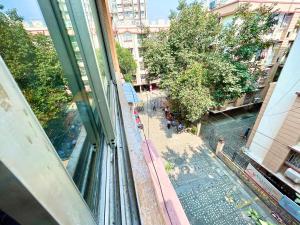 una ventana con vistas a una calle de la ciudad en Lavish 2BHK Apartment in Ballygunge Place with Daily Housekeeping en Calcuta
