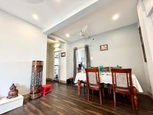uma sala de jantar com mesa e cadeiras em Lavish 2BHK Apartment in Ballygunge Place with Daily Housekeeping em Calcutá