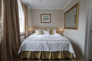 Postel nebo postele na pokoji v ubytování Sockerslottet Hotell